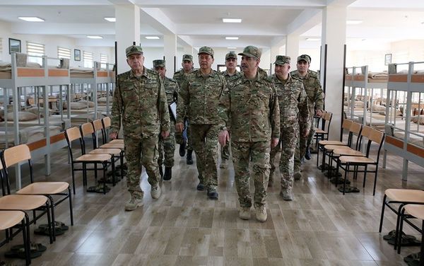 Генерал-полковник Магеррам Алиев и министр обороны генерал-полковник Закир Гасанов проинспектировали воинскую часть - Sputnik Азербайджан