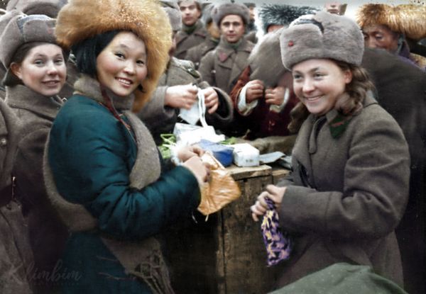  Вручение подарков воинам 11 армии СЗФ членами монгольской делегации, 1942 год - Sputnik Азербайджан