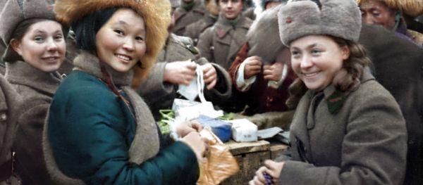  Вручение подарков воинам 11 армии СЗФ членами монгольской делегации, 1942 год - Sputnik Азербайджан