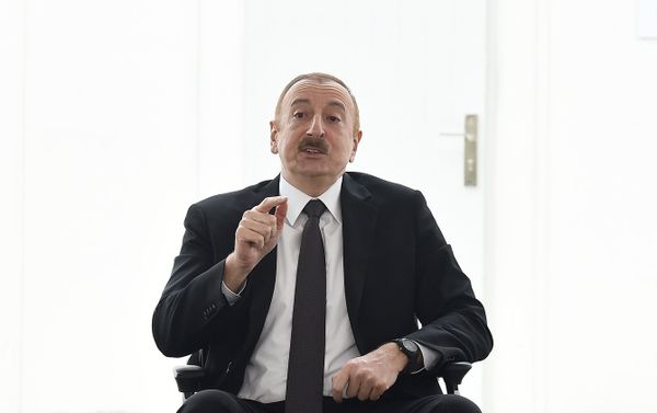 Президент Алиев и первая леди Мехрибан Алиева на церемонии открытия первого больничного комплекса модульного типа - Sputnik Азербайджан