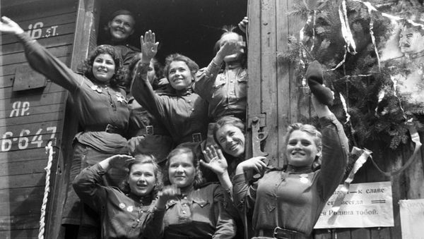 Демобилизованные девушки, уезжающие из Германии на Родину, 1945 год - Sputnik Азербайджан