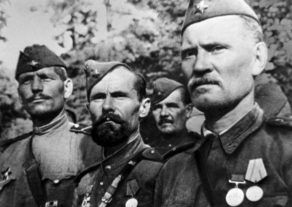 Бойцы Красной Армии в дни Великой Отечественной войны, 1943 год - Sputnik Азербайджан