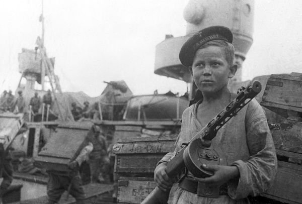Юнга Боря Кулешин награжден орденом Красной Звезды. Лидер эскадренных миноносцев Ташкент. Севастополь, 1942 год - Sputnik Азербайджан