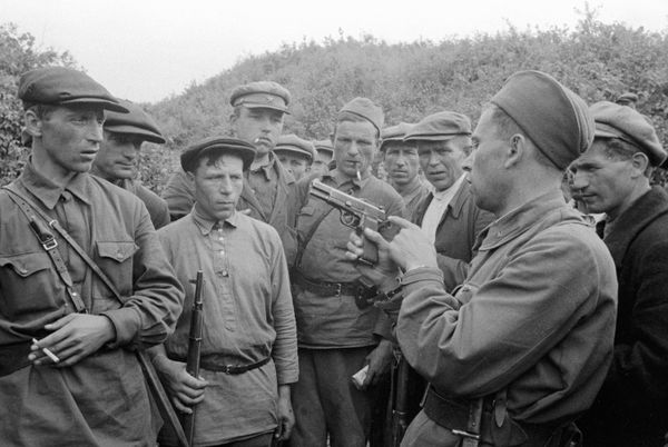 Командир партизанского отряда знакомит бойцов с оружием. Смоленская область, 1941 год - Sputnik Азербайджан