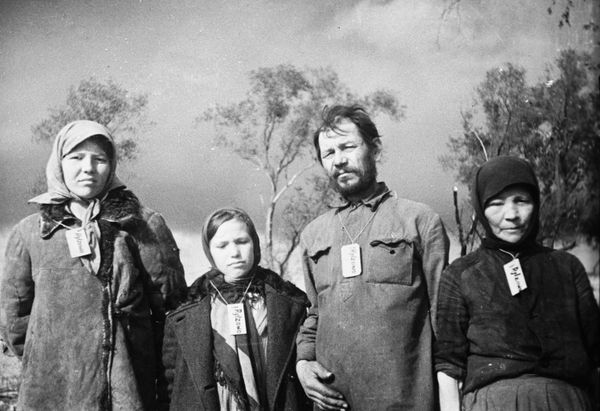 Жители деревни Зубцово. В оккупированных деревнях фашисты обязывали население носить на шее бирки с названием деревни, где они живут. 1941 год - Sputnik Азербайджан