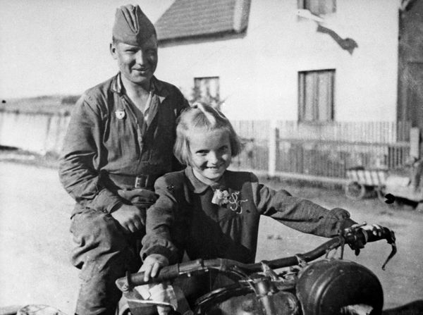 Советский солдат и чешская девочка. Село Чимелице, 1945 год - Sputnik Азербайджан