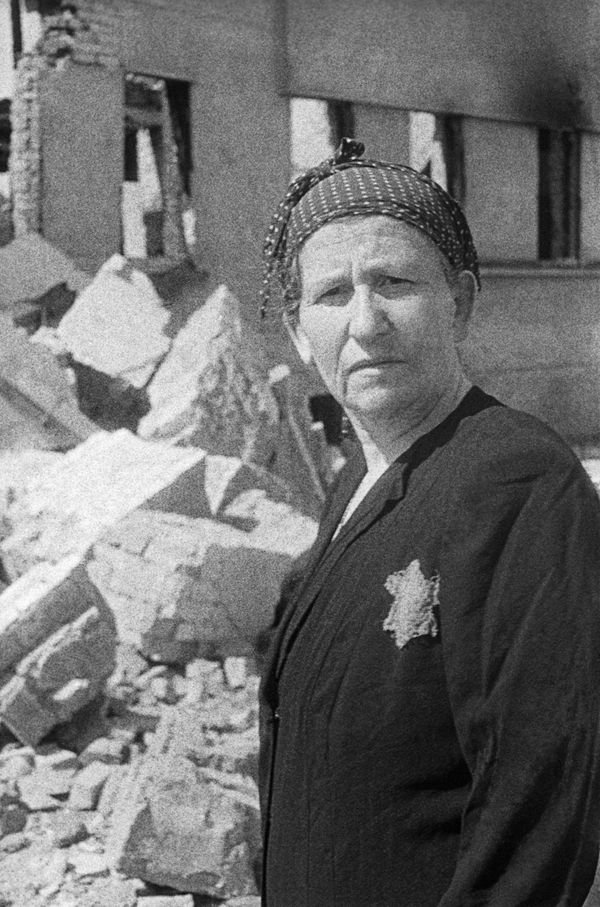 Жительница еврейского гетто на развалинах родного дома, 1943 год - Sputnik Азербайджан