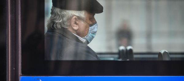 Пассажир автобуса в маске, фото из архива - Sputnik Азербайджан