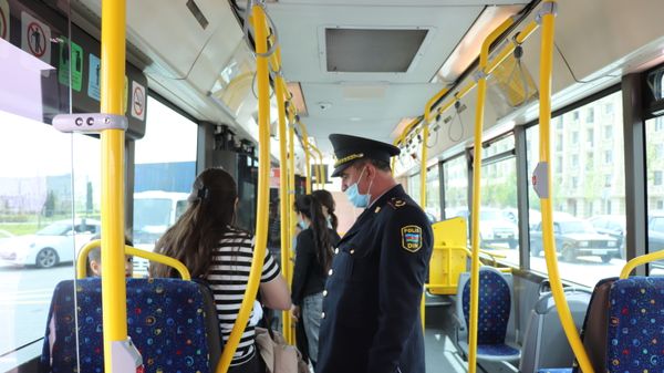 Polis əməkdaşı Bakıda avtobusda sərnişinləri yoxlayır - Sputnik Азербайджан