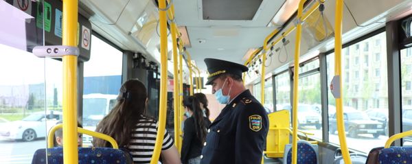Polis əməkdaşı Bakıda avtobusda sərnişinləri yoxlayır - Sputnik Азербайджан