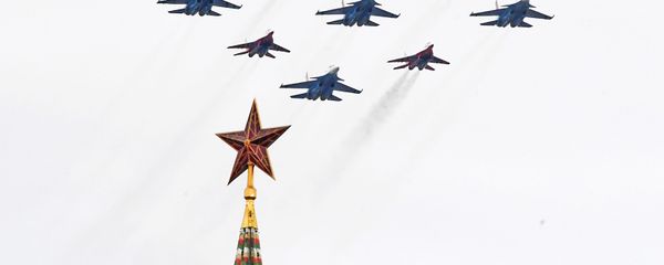 Истребители МиГ-29 и Су-30СМ пилотажных групп Русские витязи и Стрижи на воздушном параде Победы в Москве - Sputnik Азербайджан