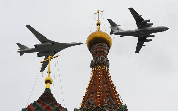 Самолет-заправщик Ил-78 и стратегический бомбардировщик-ракетоносец Ту-160 на воздушном параде Победы в Москве - Sputnik Азербайджан