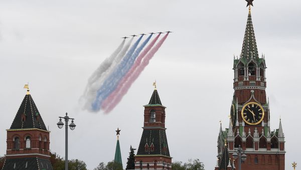 Штурмовики Су-25 на воздушном параде Победы в Москве - Sputnik Азербайджан