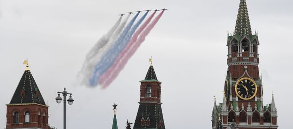 Штурмовики Су-25 на воздушном параде Победы в Москве - Sputnik Азербайджан