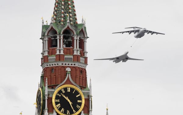 Самолет-заправщик Ил-78 и стратегический бомбардировщик-ракетоносец Ту-160  на воздушном параде Победы в Москве - Sputnik Азербайджан