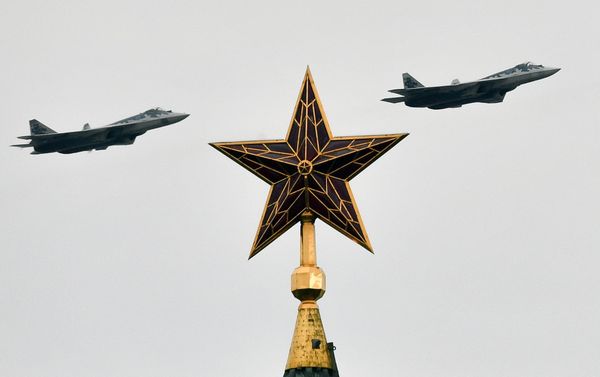 Российские многофункциональные истребители пятого поколения Су-57 на воздушном параде Победы в Москве - Sputnik Азербайджан