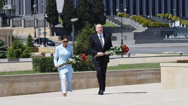  Президент Ильхам Алиев и первая леди Мехрибан Алиева, посетили могилу дважды Героя Советского Союза Ази Асланова - Sputnik Азербайджан