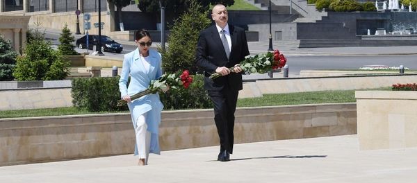  Президент Ильхам Алиев и первая леди Мехрибан Алиева, посетили могилу дважды Героя Советского Союза Ази Асланова - Sputnik Азербайджан
