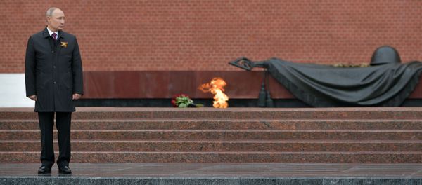 Президент РФ Владимир Путин возложил цветы к Могиле Неизвестного Солдата в Александровском саду - Sputnik Азербайджан