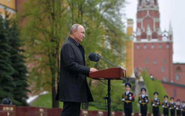 Президент РФ Владимир Путин возложил цветы к Могиле Неизвестного Солдата в Александровском саду - Sputnik Азербайджан