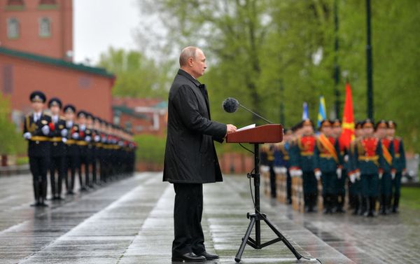 Президент РФ Владимир Путин возложил цветы к Могиле Неизвестного Солдата в Александровском саду - Sputnik Азербайджан
