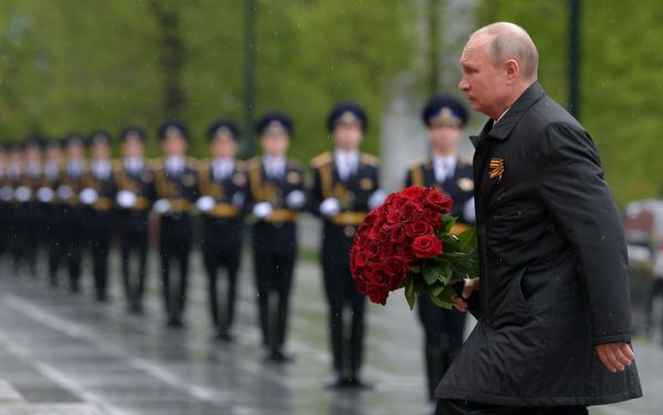 Президент РФ Владимир Путин возложил цветы к Могиле Неизвестного Солдата в Александровском саду - Sputnik Азербайджан
