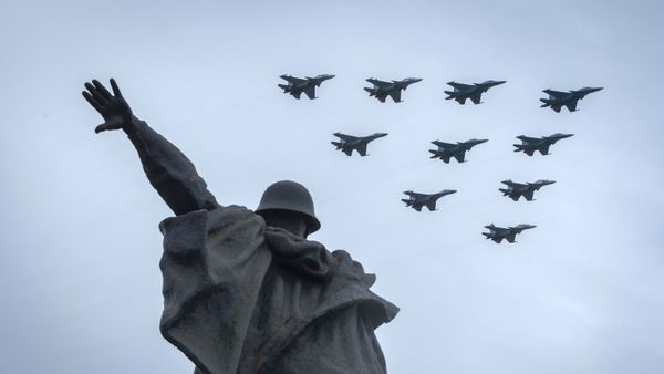 Строй тактическое крыло из истребителей Су-30СМ, Су-35С и бомбардировщиков Су-34   - Sputnik Азербайджан