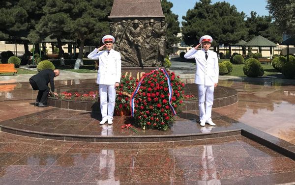 Посол Российской Федерации в Азербайджане Михаил Бочарников и военный атташе при Посольстве полковник Андрей Алексенцев на территории Мемориала воинской славы - Sputnik Азербайджан