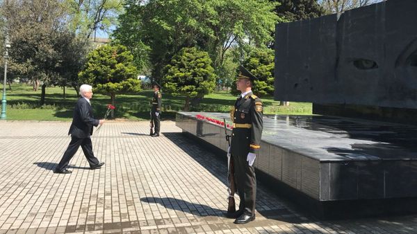 Посол Российской Федерации в Азербайджане Михаил Бочарников и военный атташе при Посольстве полковник Андрей Алексенцев на территории Мемориала воинской славы - Sputnik Азербайджан