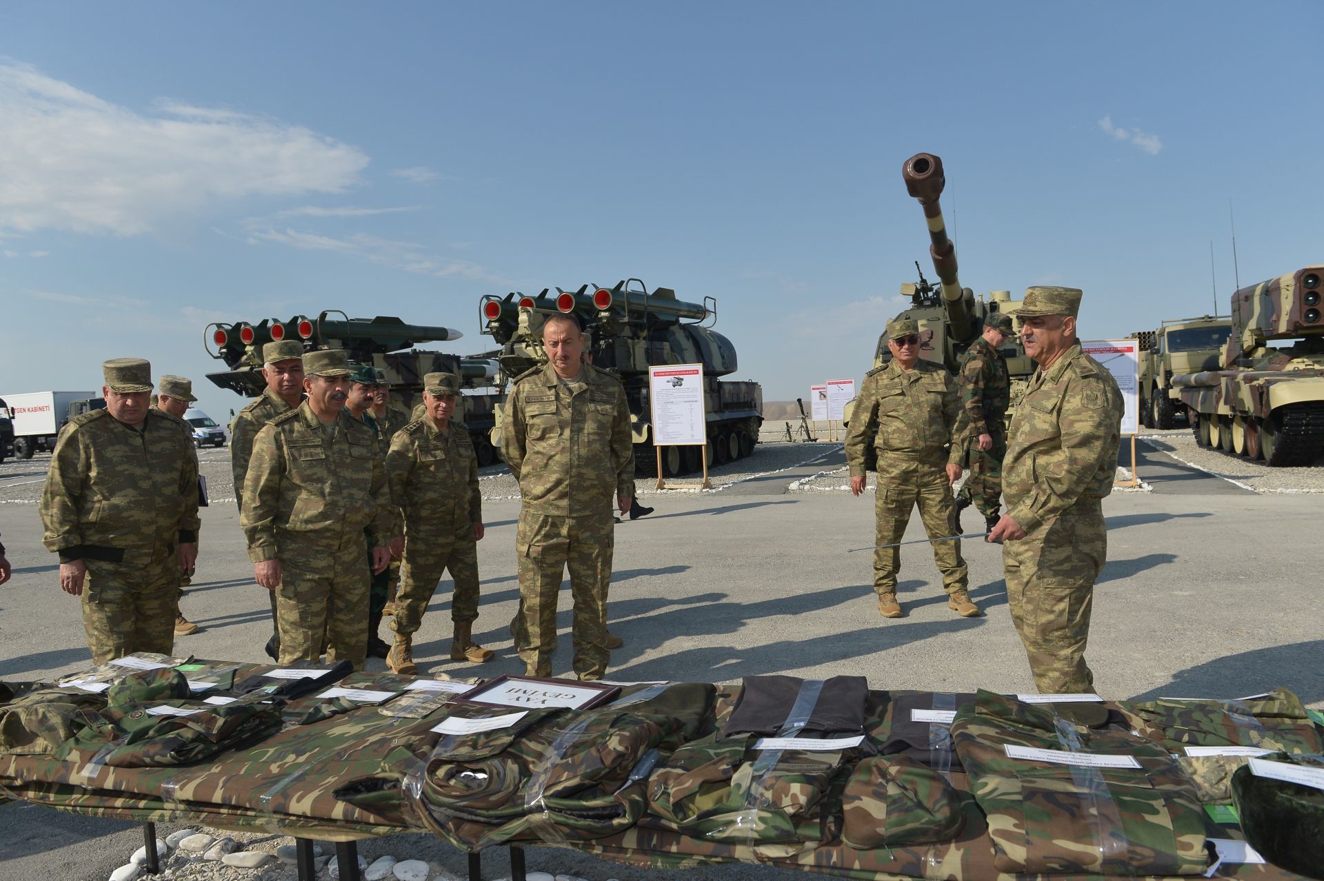  İlham Əliyev Azərbaycan Ordusunun silahlarının müasir nümunələri və hərbi qulluqçuların perspektivli təchizatı ilə tanış olarkən - Sputnik Азербайджан, 1920, 01.10.2021