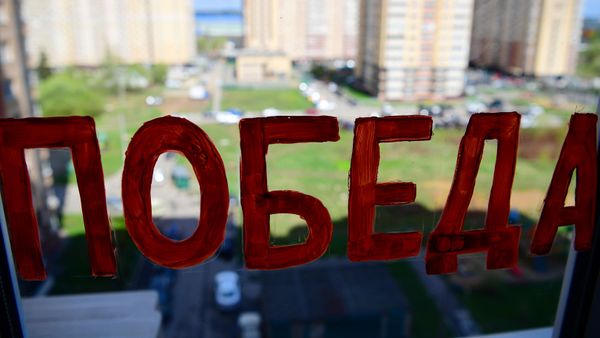 Надпись Победа на окне в квартире  - Sputnik Азербайджан