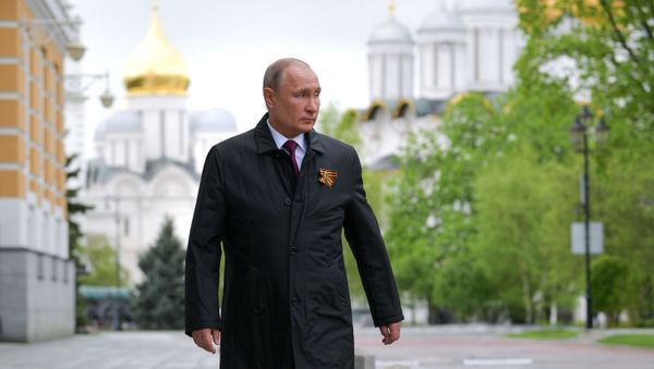 Президент РФ Владимир Путин перед началом воздушного парада, посвященного 75-летию Победы в Великой Отечественной войне - Sputnik Азербайджан