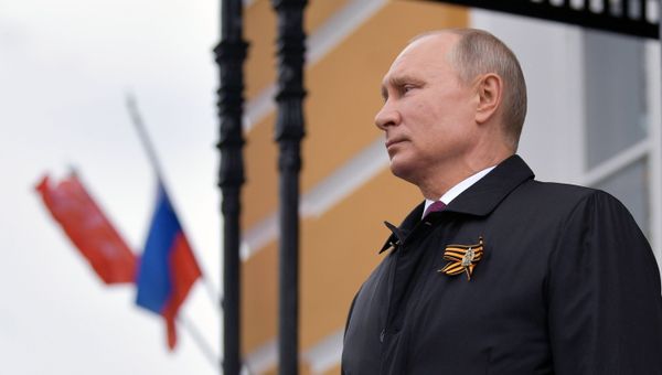 Президент РФ Владимир Путин наблюдает за пролетом военной авиации во время воздушного парада, посвященного 75-летию Победы в Великой Отечественной войне - Sputnik Азербайджан