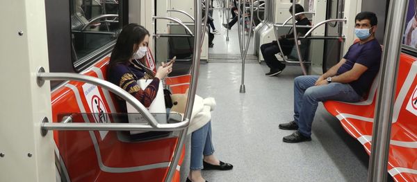 Осторожно, двери могут закрыться: как работает бакинское метро после карантина - Sputnik Азербайджан