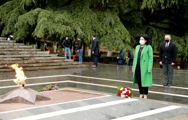Президент Грузии Саломе Зурабишвили почтила память героев Великой Отечественной войны в парке Ваке в Тбилиси  - Sputnik Азербайджан