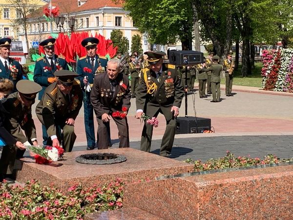 Ветераны вооруженных сил возложили цветы в Гродно (Беларусь) в память о павших в Великой Отечественной войне.    - Sputnik Азербайджан