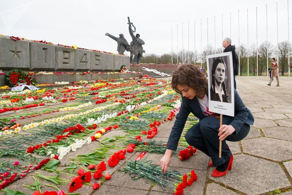 Организатор Бессмертного полка в Латвии Маргарита Драгиле пришла к памятнику Освободителям с портретом бабушки-блокадницы  - Sputnik Азербайджан