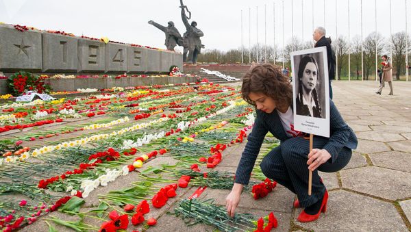 Организатор Бессмертного полка в Латвии Маргарита Драгиле пришла к памятнику Освободителям с портретом бабушки-блокадницы  - Sputnik Азербайджан