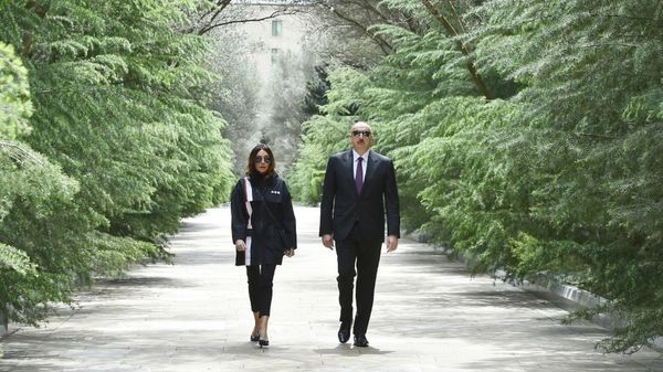 Prezident İlham Əliyev və birinci xanım Mehriban Əliyeva ulu öndər Heydər Əliyevin məzarını ziyarət ediblər - Sputnik Азербайджан