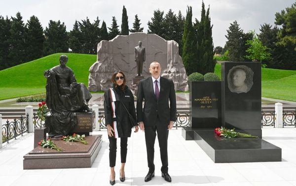 Президент Ильхам Алиев и первая леди Мехрибан Алиева посетили могилу великого лидера Гейдара Алиева - Sputnik Азербайджан