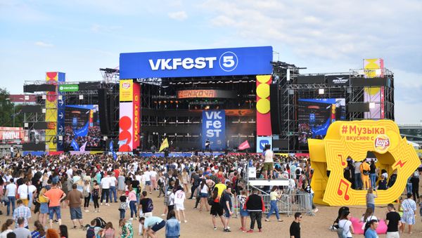 Посетители у музыкальной сцены на фестивале VK Fest 2019 - Sputnik Азербайджан