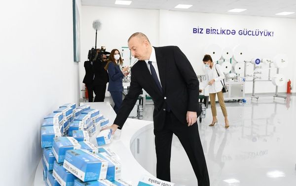Президент Ильхам Алиев и Первая леди Мехрибан Алиева на открытии фабрики по производству медицинских масок и предприятия по производству защитных комбинезонов в Сумгайыте Президент Ильхам Алиев и Первая леди Мехрибан Алиева на открытии фабрики по производству медицинских масок и предприятия по производству защитных комбинезонов в Сумгайыте - Sputnik Азербайджан