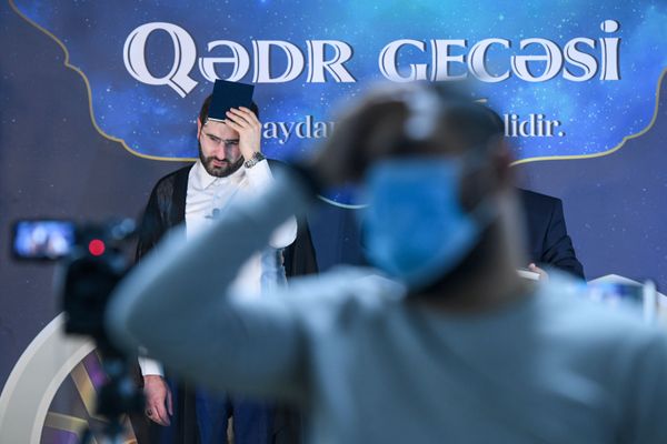 Чтение Корана в Ночь Лейлят аль-Гадр (Ночь Предопределения) в мечете Фатмаи Захра - Sputnik Азербайджан