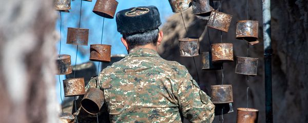 Армянский военнослужащий на боевой позиции Армянский военнослужащий на боевой позиции - Sputnik Азербайджан