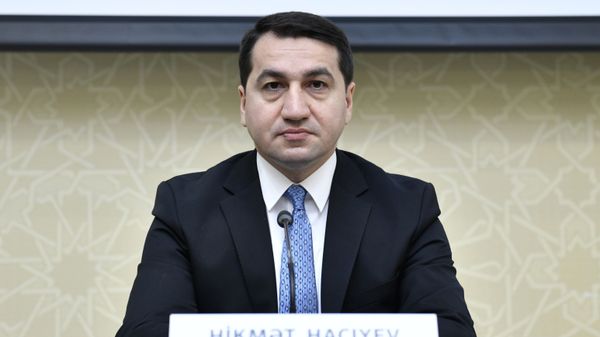 Помощник Президента Азербайджана - заведующий отделом по вопросам внешней политики Хикмет Гаджиев - Sputnik Азербайджан