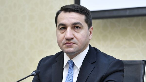 Помощник Президента Азербайджана - заведующий отделом по вопросам внешней политики Хикмет Гаджиев - Sputnik Азербайджан