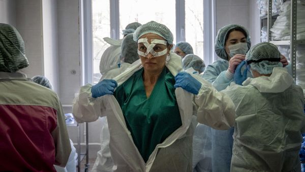 Медик в защитном костюме в Москве, фото из архива  - Sputnik Азербайджан