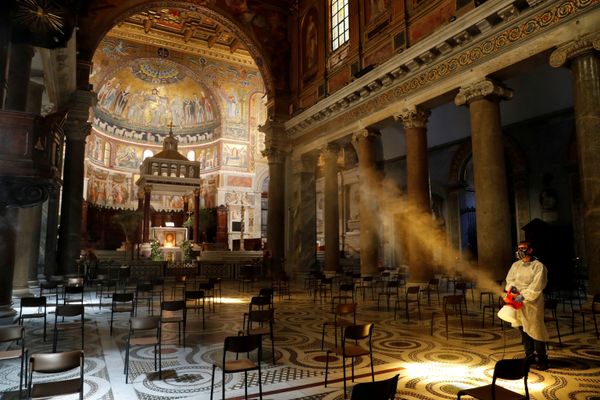 Дезинфекция собора Santa Maria in Trastevere Basilica - Sputnik Азербайджан