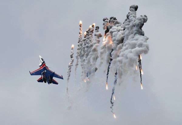 Истребитель Су-30СМ пилотажной группы Русские витязи на авиационном празднике в честь Дня Победы в Кубинке - Sputnik Азербайджан