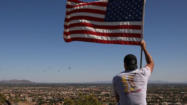 Мужчина держит флаг США в Глендейле, Аризона, фото из архива - Sputnik Азербайджан